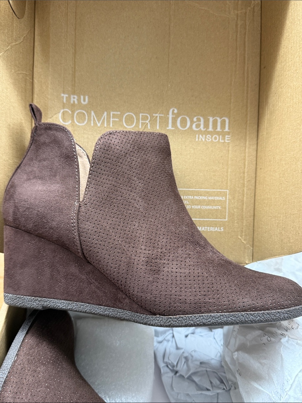 Journee Collection MYLEE Brown Suede Wedge Ankle Boot women Size 8 NWT